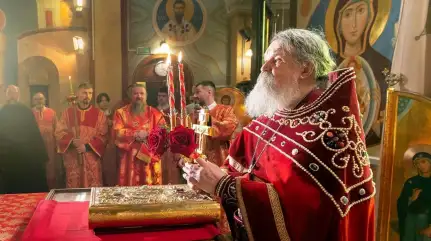 Пасха священная нам днесь показася!