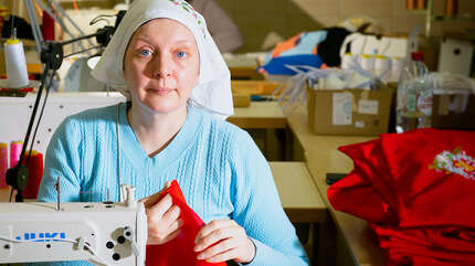 В швейно-вышивальной мастерской