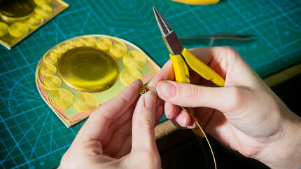 В художественной мастерской цветных металлов