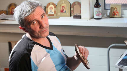 В мастерской лазерной гравировки