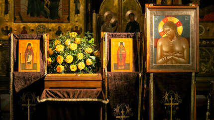 У мощей преподобных Антония и Моисея Оптинских