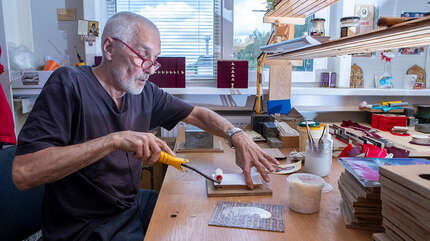 В мастерской лазерной гравировки