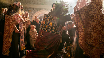 Величаем Тя, Живодавче Христе, и чтим Крест Твой святый!