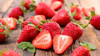 Простые десерты с клубникой