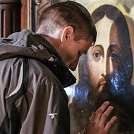 Как правильно обходить иконы в храме?