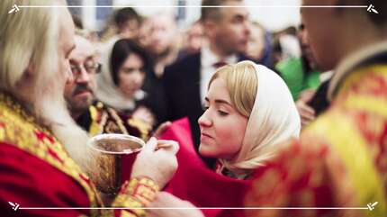 Стоит ли помогать новоначальным во время причащения?