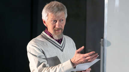 «Вверх поднимают Бог, святой или герой»