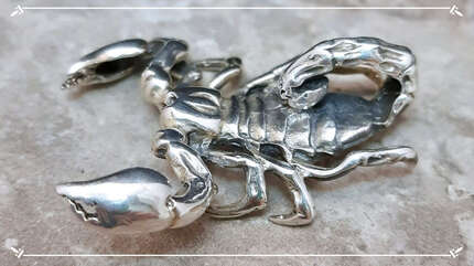 Можно ли носить знак зодиака на цепочке с крестиком?