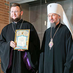 Митрополит вручил награды за труды на ниве информационного просвещения