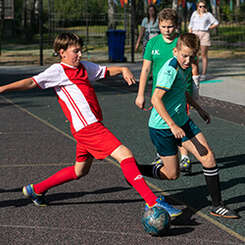Приглашаем мальчиков и девочек на тренировки по мини-футболу!