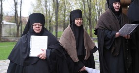 монахини с нотами