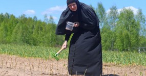монахиня Арсения с тяпкой