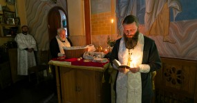 священник со свечой в алтаре