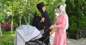 монахиня, женщина с коляской