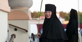 пожилая монахиня, на праздник