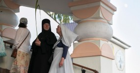 монахиня, белая сестра у входа