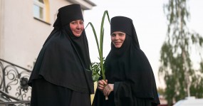 монахини у входа в храм
