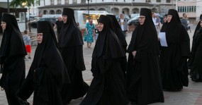 монахини на крестном ходу