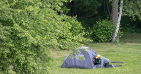 маленькая палатка на поле