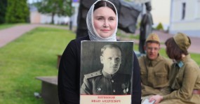 женщина с военной фотографией