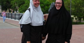 улыбающиеся монахини