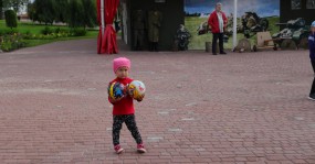 маленькая девочка с мячиком
