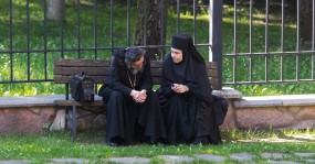 священник беседует с монахиней