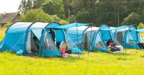 палатки, зеленая травка