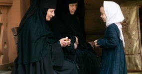 монахини и маленькая девочка с четками