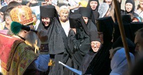 монахини, окропление святой водой