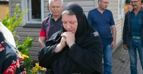 монахиня молится