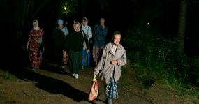 женщины идут по ночному лесу