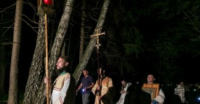 крестный ход ночь лес