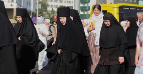 монахини крестный ход город