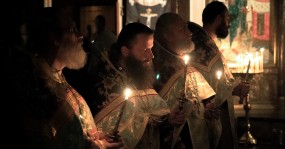 ночная служба священники со свечами
