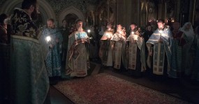 ночная служба священники горящие свечи