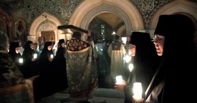 ночь монахини с лампадками