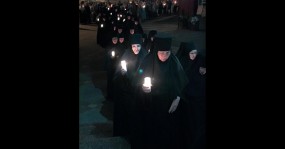 вереница монахинь с огнями