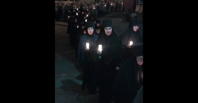 ночь монахини идут с горящими лампадами