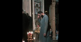 священник молится