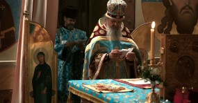 духовник у престола молится записки