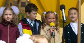 выступление детей девочка с микрофоном