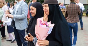 две монахини цветы
