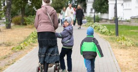 мама с коляской дети на прогулке