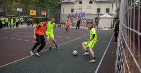 взрослые играют борьба за мяч