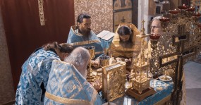 священники вокруг престола