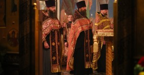 священники в алтаре молятся