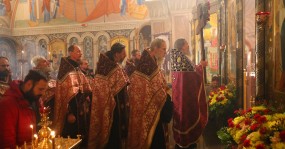 священники праздник перед алтарем
