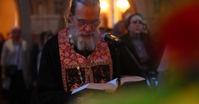священник молится на богослужении чтение