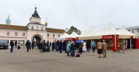 площадь перед монастырем выставка